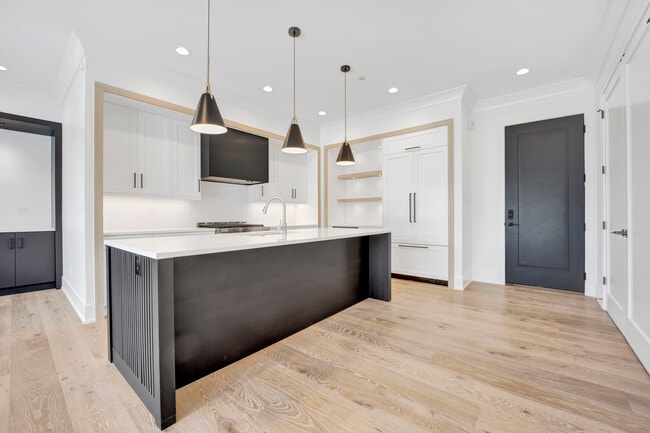 Photo - 4920 N Lincoln Ave Unit 2W