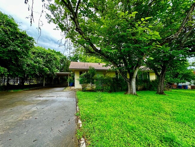 Building Photo - Fresh 2 Bedroom Home