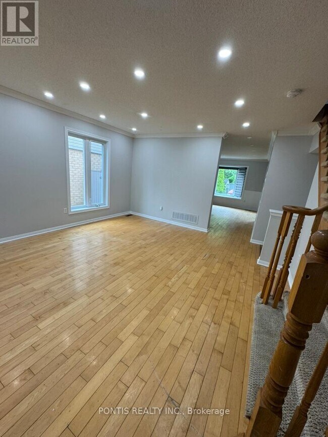 Photo - 72 Rowland St