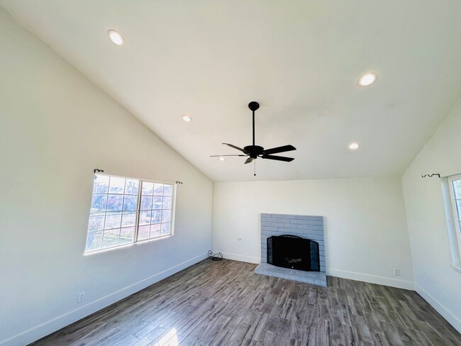 Photo - 4BD 3Bth Blend of style, comfort, and convenience.