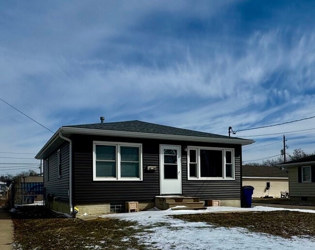 Building Photo - 4 bed/2 bath with 2nd Living room!