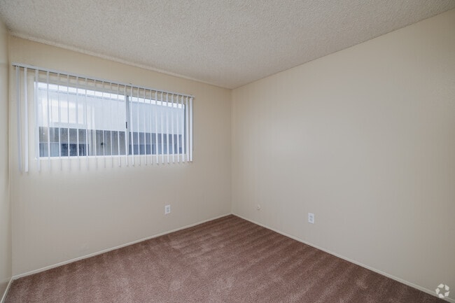 2 habitaciones, 1 baño - 1100 pies cuadrados - Segundo dormitorio