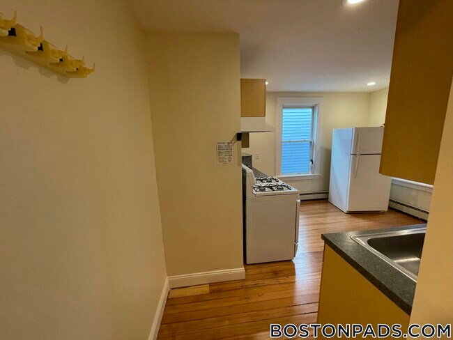 Building Photo - 64 Pleasant St