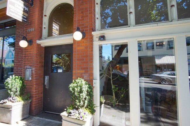 Building Photo - Paris on Mississippi! Fabulous 1Bdr Ready ... Unit 06 Rental