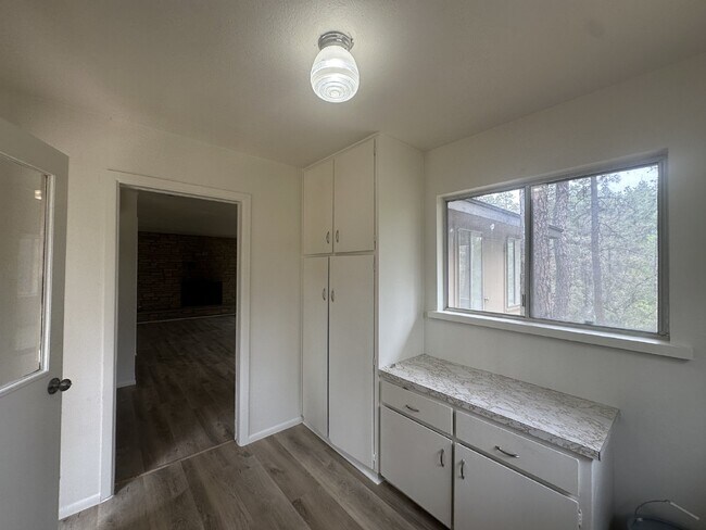 Photo - "Charming 2-Bed Retreat with Fireplace & Modern Comforts in Prescott, AZ!"