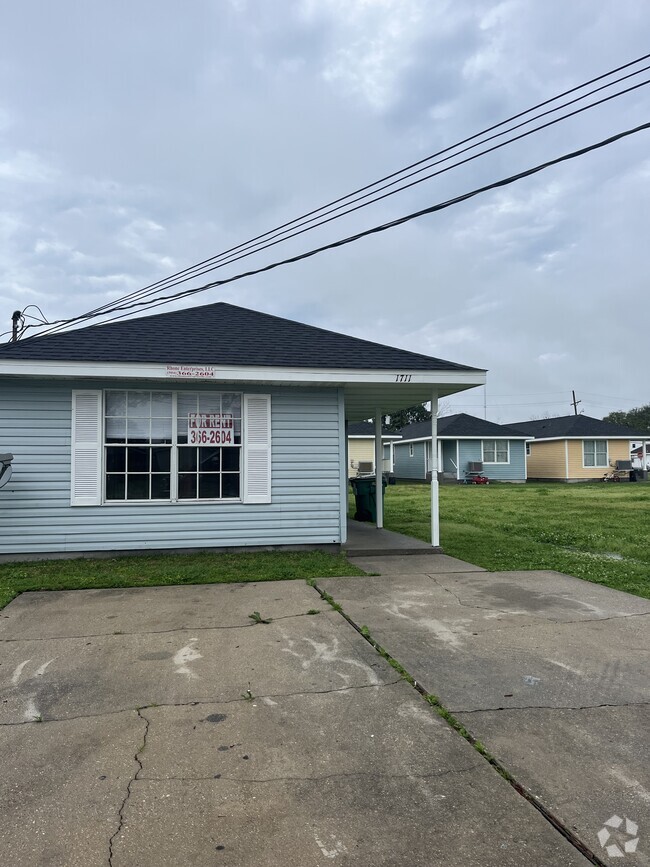 Building Photo - 1711 Weyer St Rental