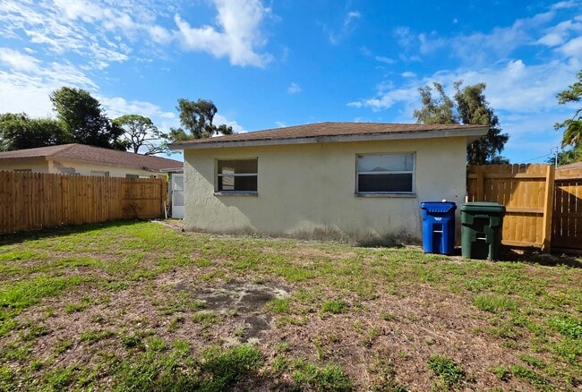 Building Photo - 2/1 Home in suberb location, pet friendly! Unit 1