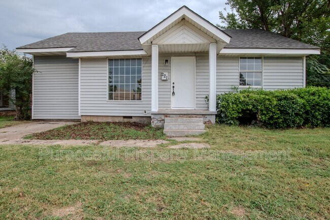 Building Photo - 221 W Douglas Dr Rental