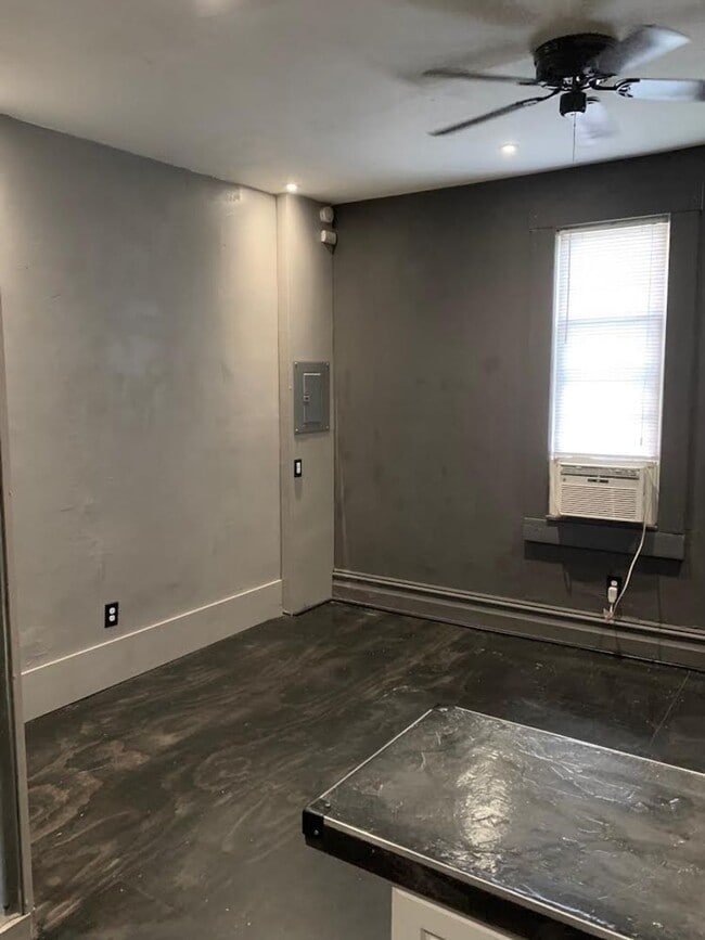 Building Photo - 221 W 7th Ave Unit Apartment D