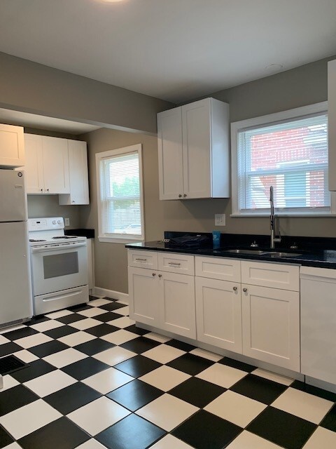 Photo - 637 W 44th St