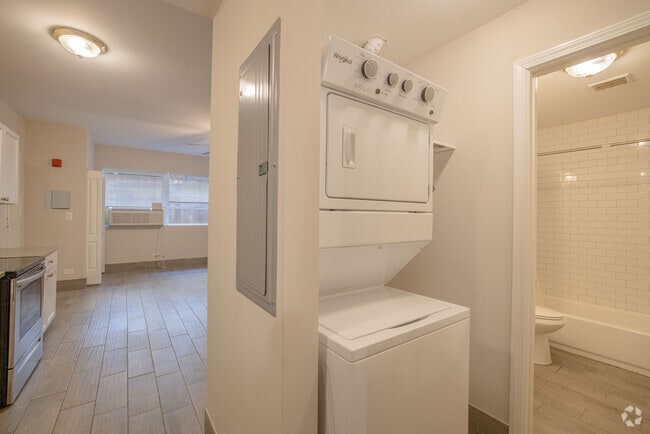 1BR, 1BA - 800SF