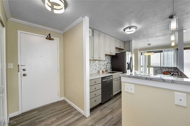 Building Photo - 12520 Edgewater Dr Unit 1506 Rental