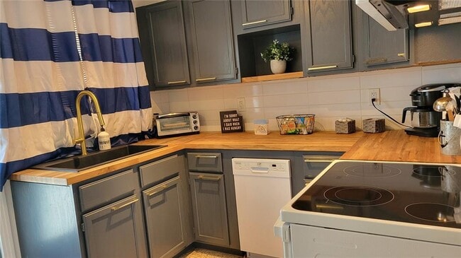 Photo - 2141 Bay St