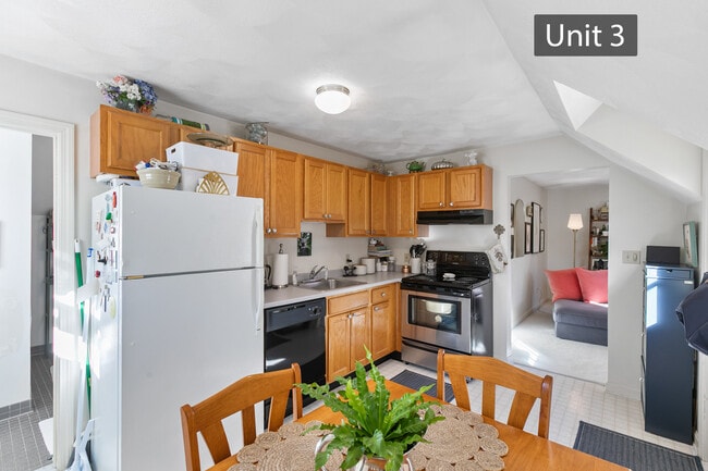 Building Photo - 846 Main St Unit 3