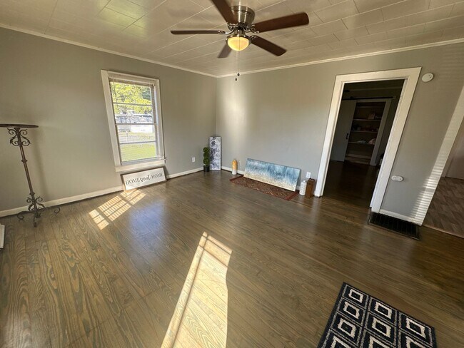 2 Bed House w/ Wooden floors, Large Front ... - 2 Bed House w/ Wooden floors, Large Front ...