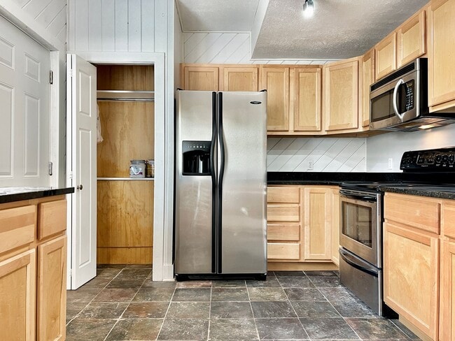 Photo - 933 E Front St Unidad A