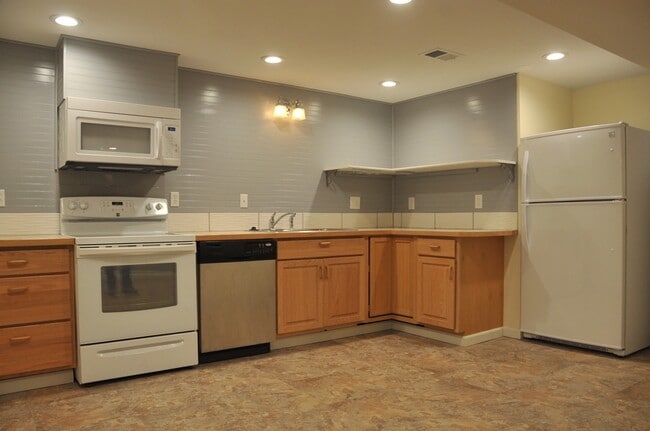 Building Photo - Basement Apartment, 2 bed 1 bath close to Food Trucks on Best