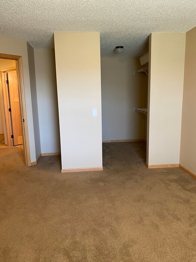 2B 1B Master closet - Kensington
