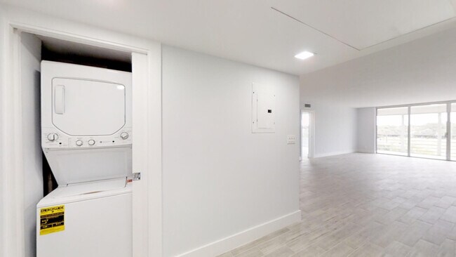 Photo - 3980 Oaks Clubhouse Dr Unit 407