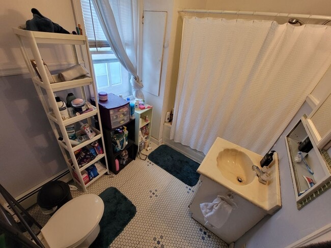 Photo - AVAILABLE JUNE - 6 BED 1.5 BATH Close to Campus!