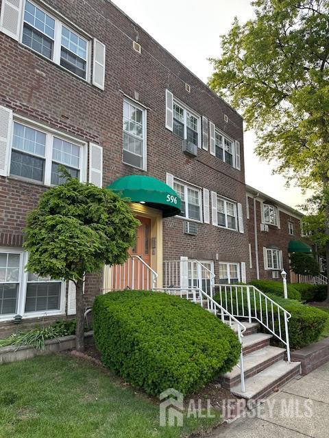 Building Photo - 596 Chestnut St Unit E Rental