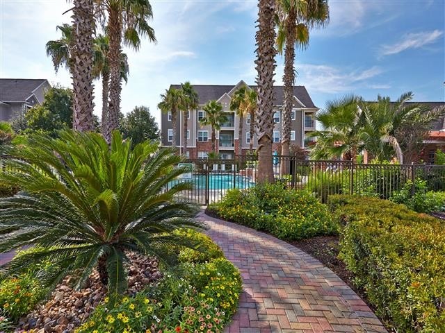 Lush landscape walkway to pool - Aspire Roxbury Apartments