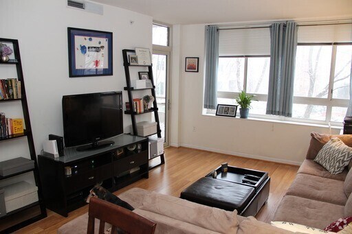 Building Photo - Beautifully Renovated 1BR Condo With Balco...