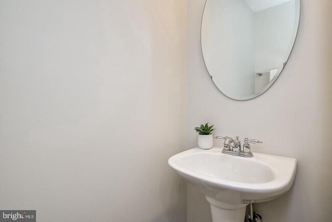 Photo - 1432 Pangbourne Way