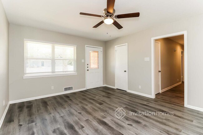 Photo - 310 E Huitt Ln