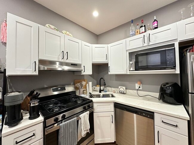 Photo - 629 W Cornelia Unit S4
