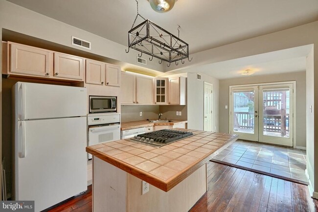 Photo - 1108 Baylis St