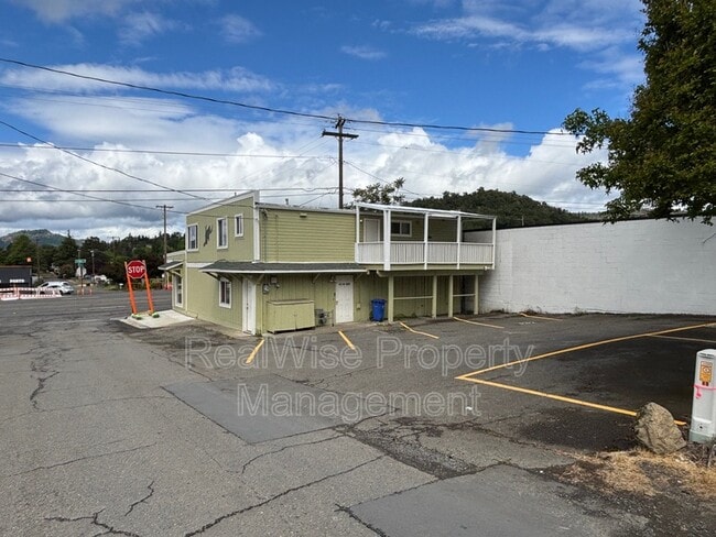 Photo - 133 NE Main St