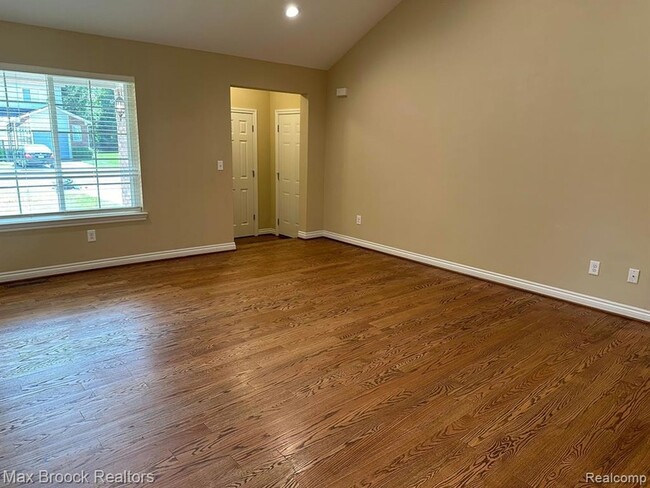 Photo - 1049 Birchwood Ave