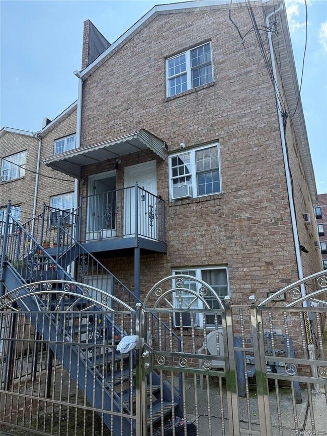 Building Photo - 762 E 234th St Unit 3
