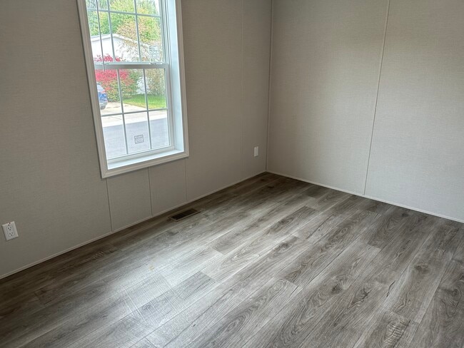 Photo - 357 English Oak Ln