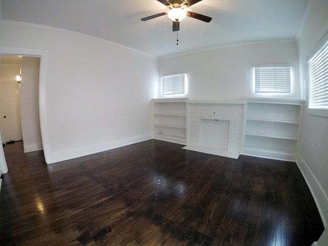 puerta doble - 1128 N Mariposa Ave