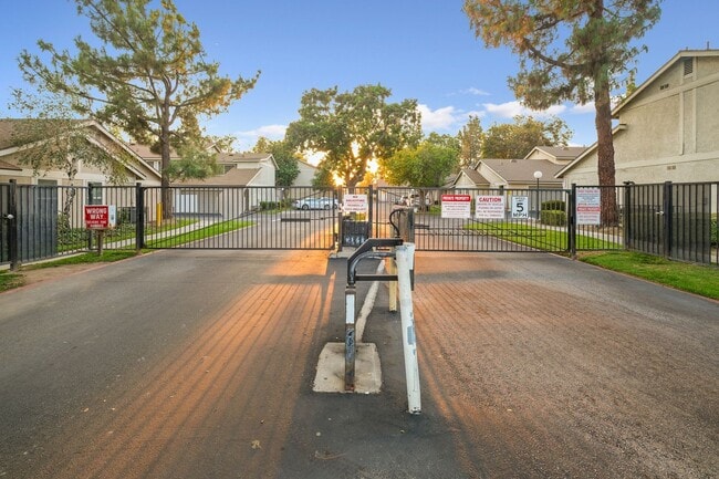 Photo - 1650 S Campus Ave Apartamento Unidad #16