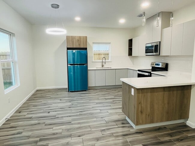 1606 Angelina Dr Unit 2