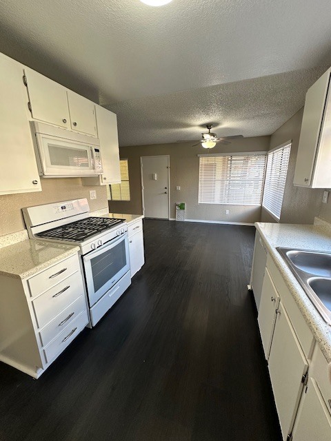 Cocina con estufa - 7385 Lariat Pl