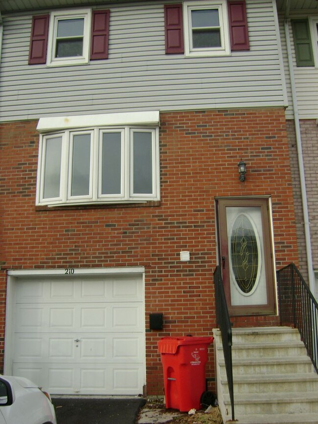 3 Bedroom Townhouse - 3 Bedroom Townhouse