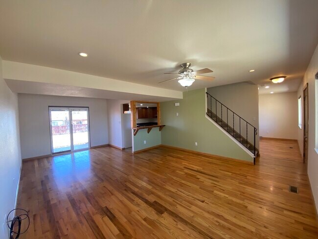 Living Room - 618 1/2 W Indian Creek Dr