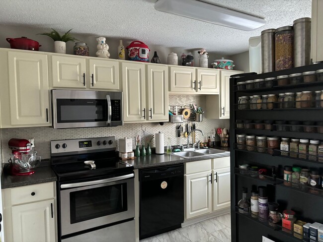 Building Photo - 2 BED 2 BATH CONDO ON 3RD FLOOR