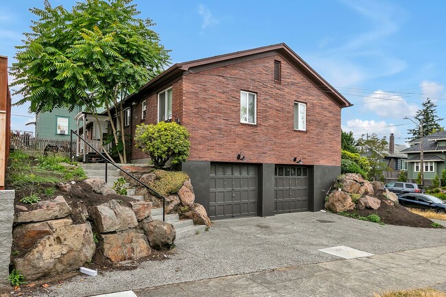 Modern 2-Bedroom Duplex in Queen Anne with... - Modern 2-Bedroom Duplex in Queen Anne with... House