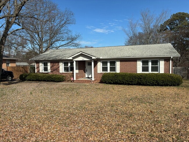 Building Photo - 304 Pine Knoll Dr