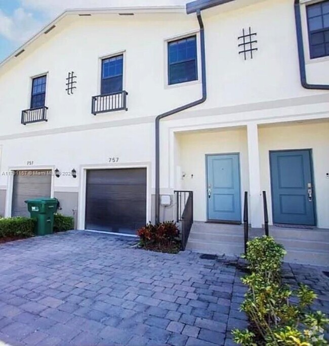 Building Photo - 757 SW 11th St Rental