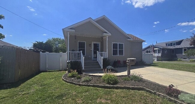 Building Photo - Welcome to this 3 bedroom 3 Bull Bathroom home with a Basement