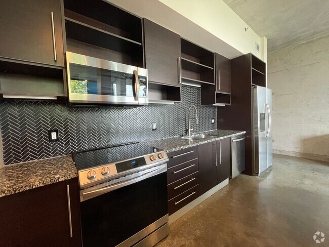 Building Photo - Awesome 1BR Loft Style Condo Overlooking M...