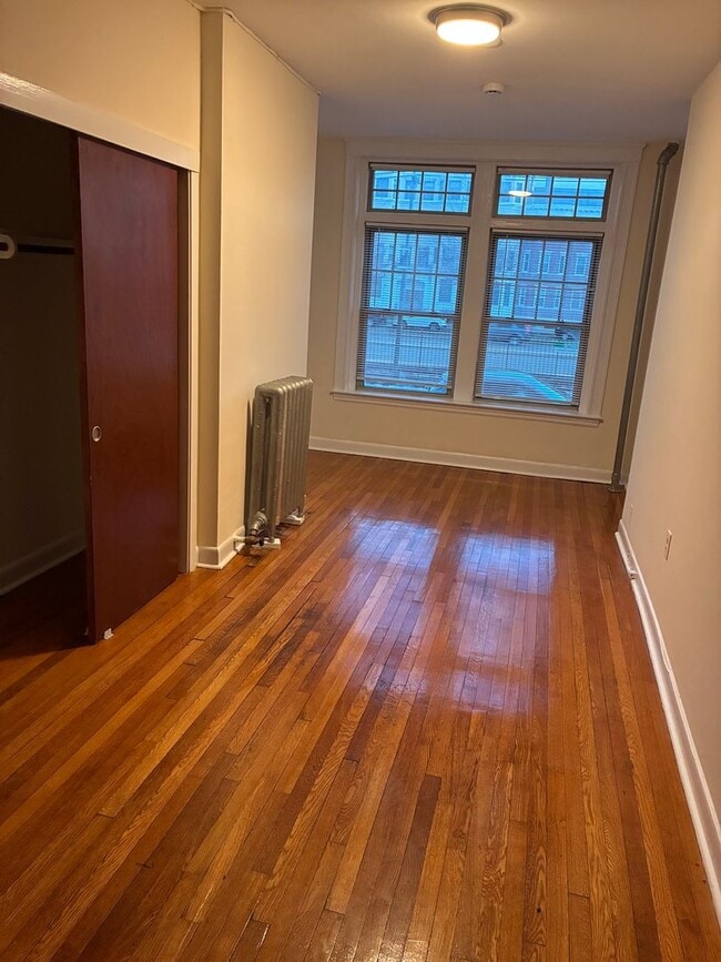 Building Photo - Nicely located 1 bed with heat and water i...