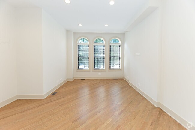 Building Photo - 1326 W Diversey Pkwy Unit 1326-1 Rental