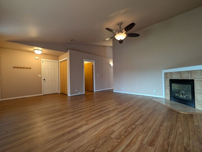 Photo - Great 3 bed/2bath home with bonus space and fenced in yard!